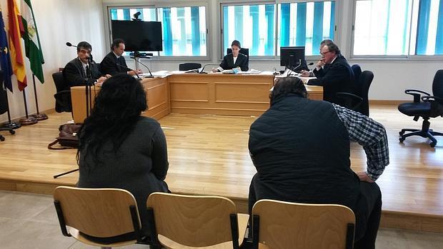 Raquel V. B. junto al falso testigo, en el banquillo de los acusados durante el juicio celebrado el pasado año
