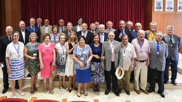El decano de la facultad de Derecho de la US, Alfonso Castro, recibió ayer a la promoción del 62-67