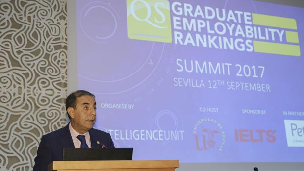 El rector de la Universidad de Sevilla, Miguel Ángel Castro, este martes en la Facultad de Psicología