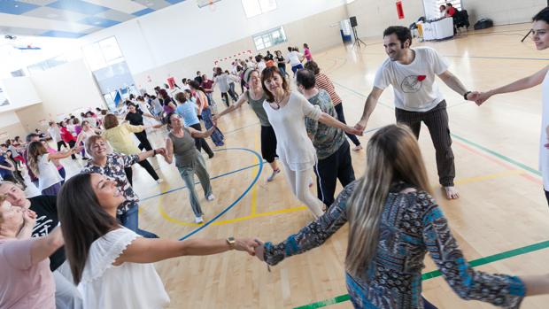 Un grupo de alumnos practican la disciplina en la escuela de Sevilla con sede en Sanlúcar la Mayor