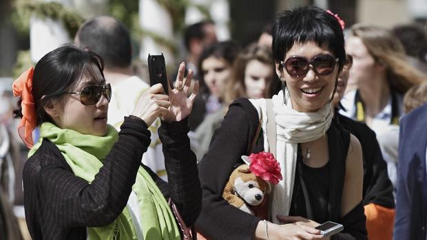 Algunas turistas asiáticas en el Real de la Feria de Abril de Sevilla