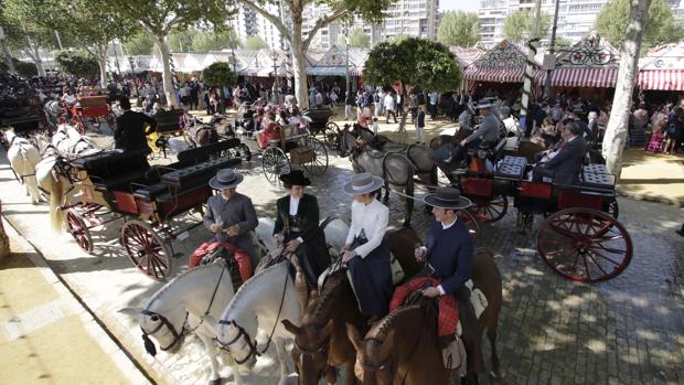 Una calle de la Feria de Abril repleta de caballistas