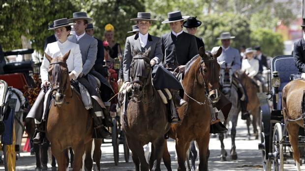 Grupo de caballistas en una jornada festiva en la que el real estaba a rebosar