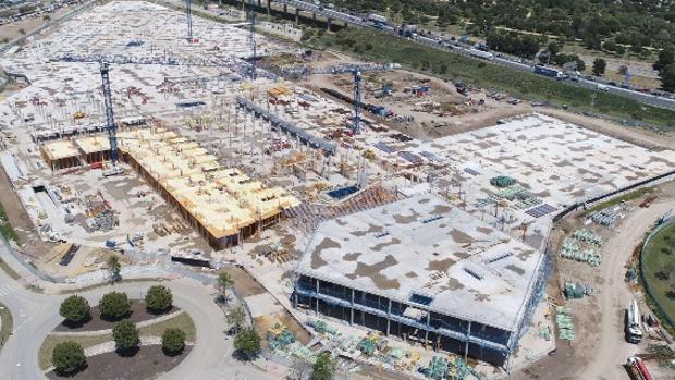 Estado de las obras del centro comercial Palmas Altas, junto a la SE-30 y el puente del Centenario