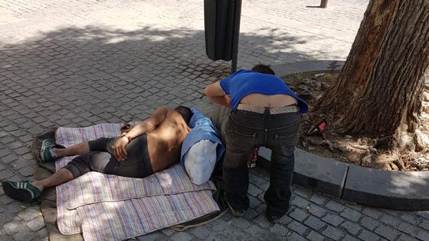 Dos indigentes en la Plaza del Pumarejo de Sevilla