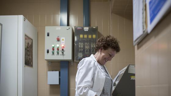 Curra Rodríguez, en el laboratorio de San Juan de Dios
