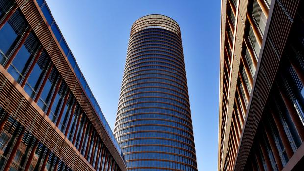 Dos edificios podios del complejo Torre Sevilla