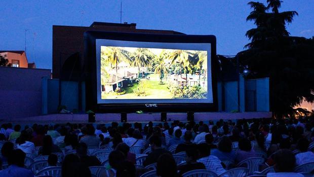 Personas disfrutando del cine de verano en Sevilla