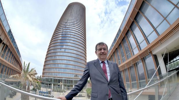 Antonio Cayuela, junto a los edificios podios donde irá el centro comercial Torre Sevilla, que abrirá en septiembre