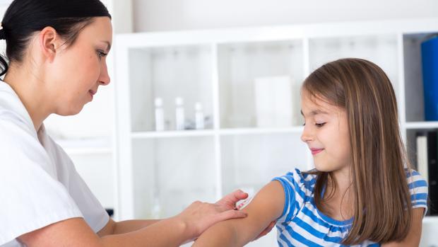 Una niña recibe una vacuna