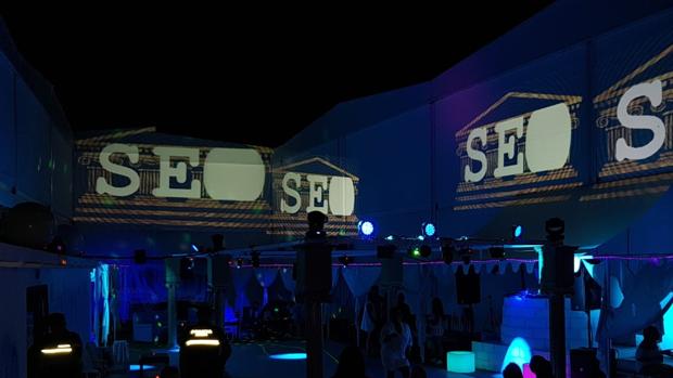 «Zona de fumadores» de la Sala Coliseo que ha sido habilitada como terraza de verano en Sevilla