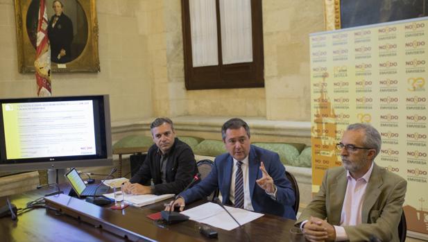 El alcalde, junto al gerente de Emvisesa y el delegado de Bienestar Social
