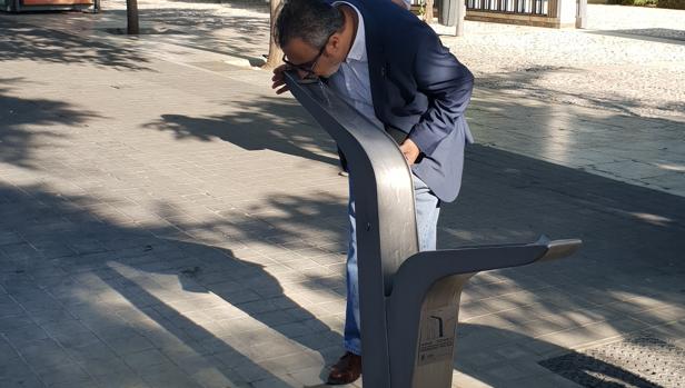 Un hombre bebe en una de las nuevas fuentes