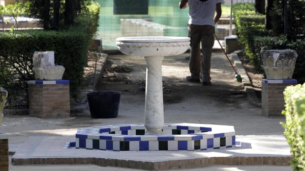 Restauración en torno a una de las fuentes de los Jardines de Murillo