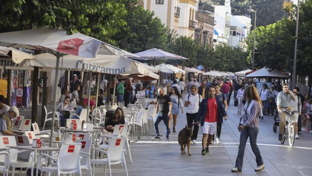 Afluencia de transeúntes en la calle San Jacinto