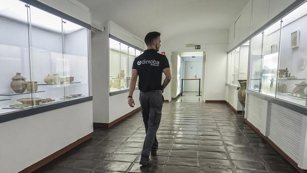 Uno de los trabajadores de la empresa externa
