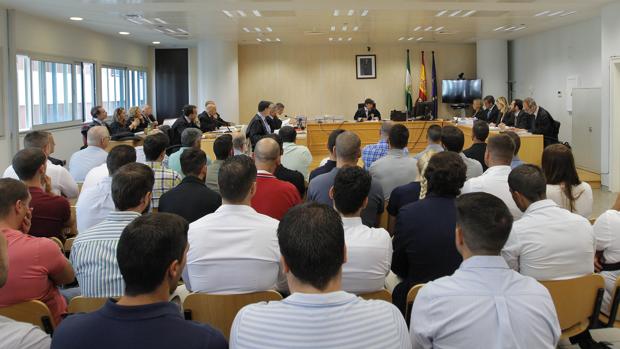 El banquillo de los acusados lo ocupan más de una treintena de agentes de la Policía en servicio