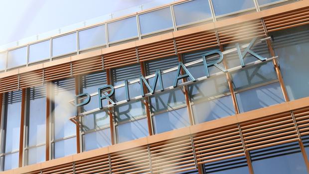 Rótulo de Primark sobre la fachada del Centro Comercial Torre Sevilla