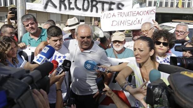 El padre y el marido de Rocío Cortés, en una concentración en el hospital de Valme