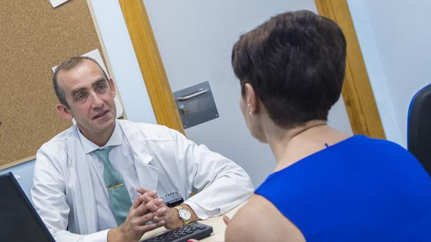 El doctor Emilio Franco atiende a Reyes el primer día de su participación en el ensayo clínico