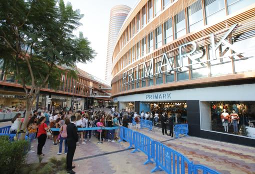 Colas para acceder al nuevo Primark en Sevilla
