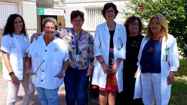 Participantes en el trabajo galardonado junto a las responsables de la unidad clínica
