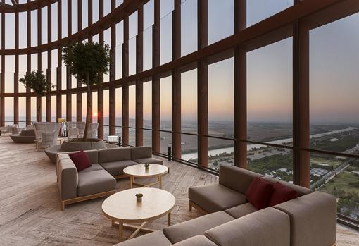 La terraza del bar mirador de Torre Sevilla tiene limitada la entrada a los clientes del hotel