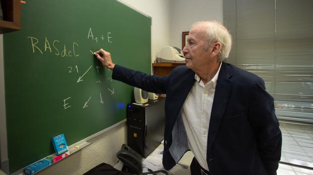 Ernesto Carmona, en su despacho en el Centro de Investigaciones Quimicas