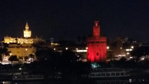 Imagen de la Torre del Oro de Sevilla, este miércoles en el momento de las pruebas de iluminación