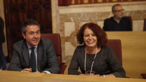 Juan Espadas y Adela Castaño, en el pleno de ordenanzas