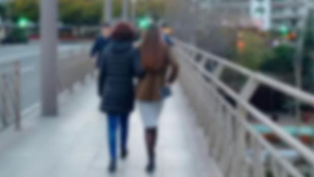 Ángeles López junto a su hija fallecida tras el trasplante, por el puente de los Remedios