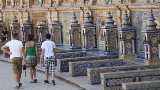 Bancos de la Plaza de España