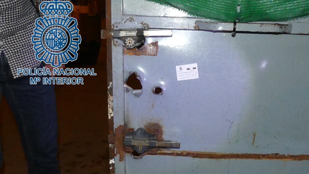 Detalle de los orificios que dejaron los impactos en la vivienda de las víctimas