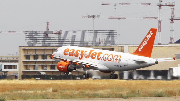 Avión de EasyJet en el aeropuerto de Sevilla