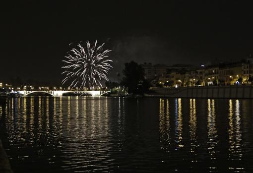 Fuegos artificiales desde el Puente de Triana