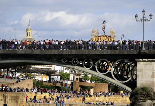 El Cristo del Cachorro por el Puente de Triana