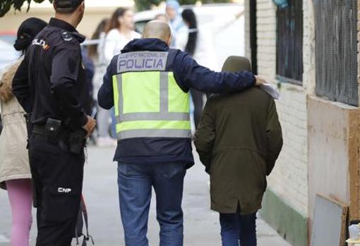 Uno de los agentes de la UFAM acompaña al hijo de la última víctima de Sevilla