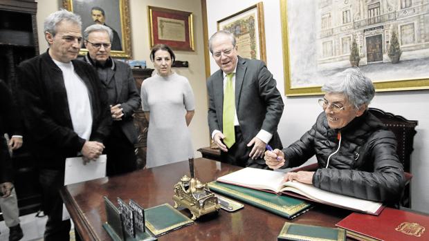Consuelo Rodríguez firma este martes en el Libro de Oro del Ateneo de Sevilla