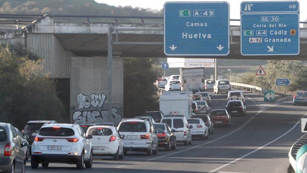 Retenciones de tráfico en la A-49 dirección a Camas