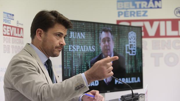 El candidato del PP, Beltrán Pérez, durante su balance de la gestión de Juan Espadas