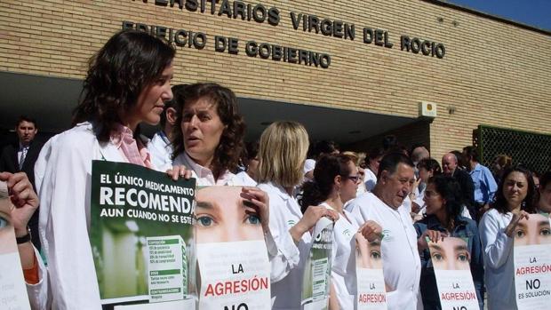 El personal sanitario se concentra cada vez que ocurre una agresión en señal de protesta