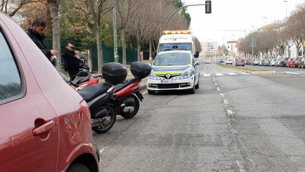 El motorista herido ha tenido que ser trasladado al Virgen del Rocío