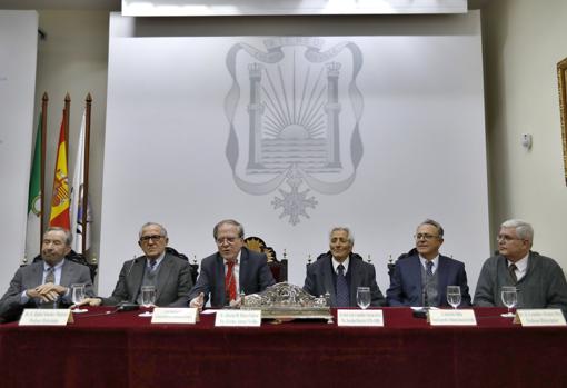 Mesa del acto homenaje a José Luis Comellas celebrado este martes en el Ateneo