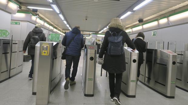 Pasajeros en el Metro de Sevilla