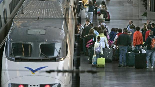 Un tren AVE en la estación de Santa Justa de Sevilla