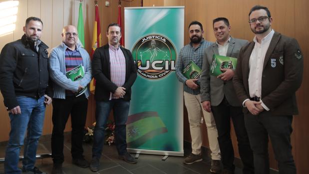 Los integrantes del comité nacional junto al secretario provincial (tercero por la derecha)