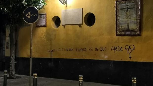 Pintadas contra la Iglesia en la fachada de San Martín