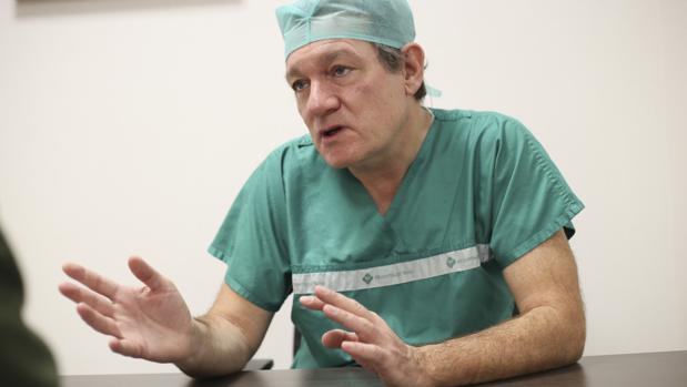 El doctor Guichard este sábado en el Hospital Vithas Nisa Sevilla