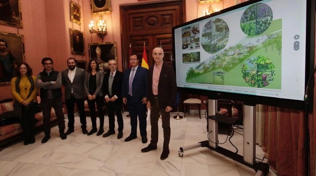 Antonio Muñoz, Juan Carlos Cabrera y Juan Flores, este miércoles, con responsables de los proyectos