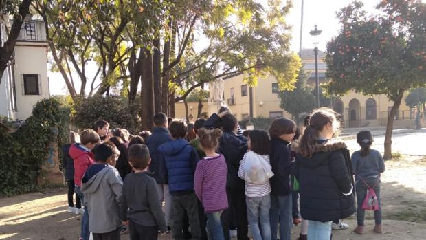 Alumnos del Colegio España salen del recinto escolar